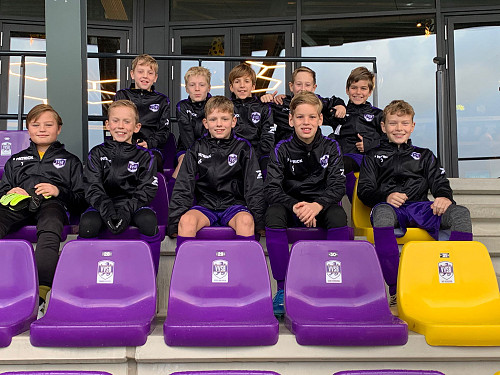 Nieuwe trainingskleding voor JO11-1 dankzij sponsors 